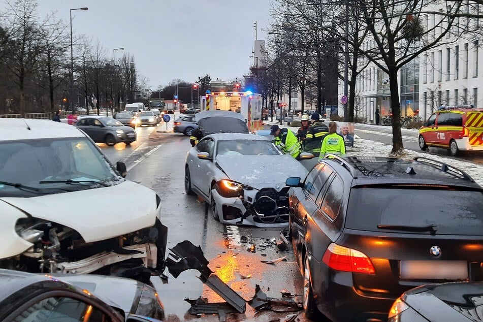 Der Wagen des Seniors (hellblauer BMW) wurde durch den Unfall beschädigt.