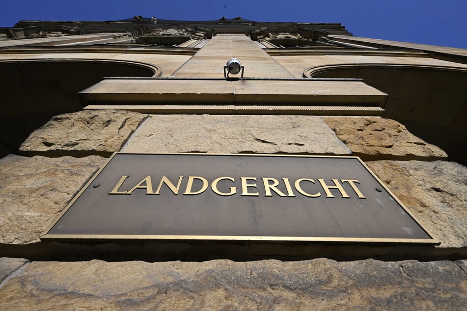 Beim Prozessbeginn am Landgericht Mönchengladbach räumten ein 21-jähriger Angeklagter und zwei 22-jährige Angeklagte ihre Tatbeteiligung ein.