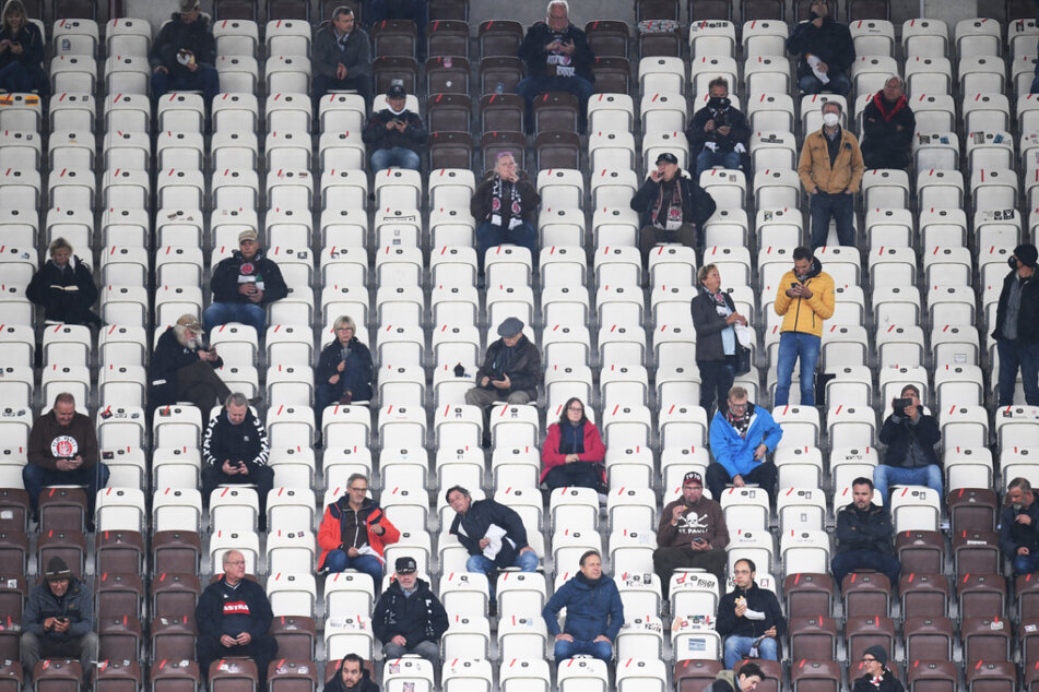 St. Pauli-Fans sitzen vor dem Spiel mit Abstand zueinander auf der Tribüne. (Archivbild)