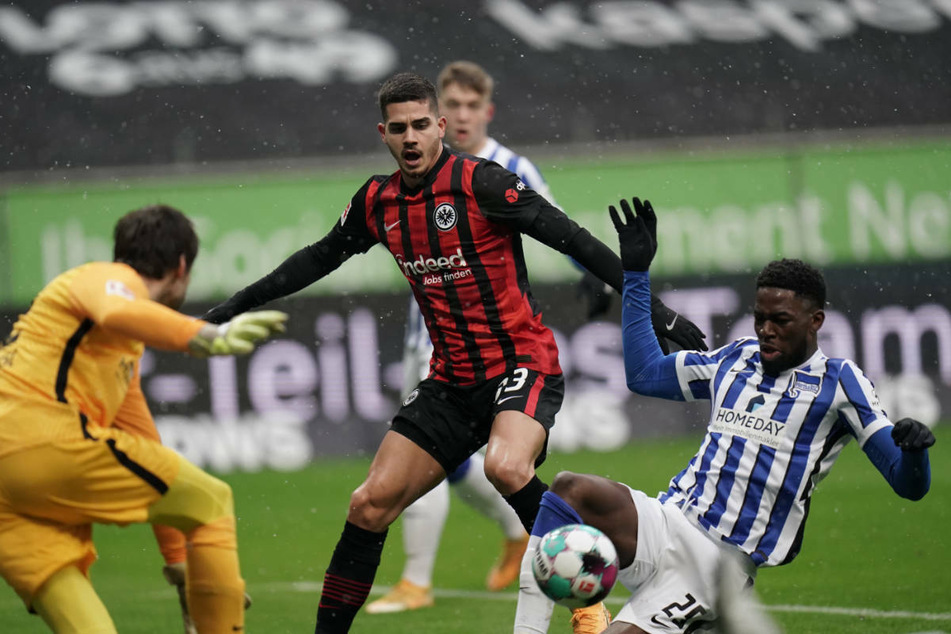 Die Berliner um Torhüter Rune Jarstein (l.) verteidigen kollektiv gegen Eintracht-Torjäger André Silva (2.v.l.).