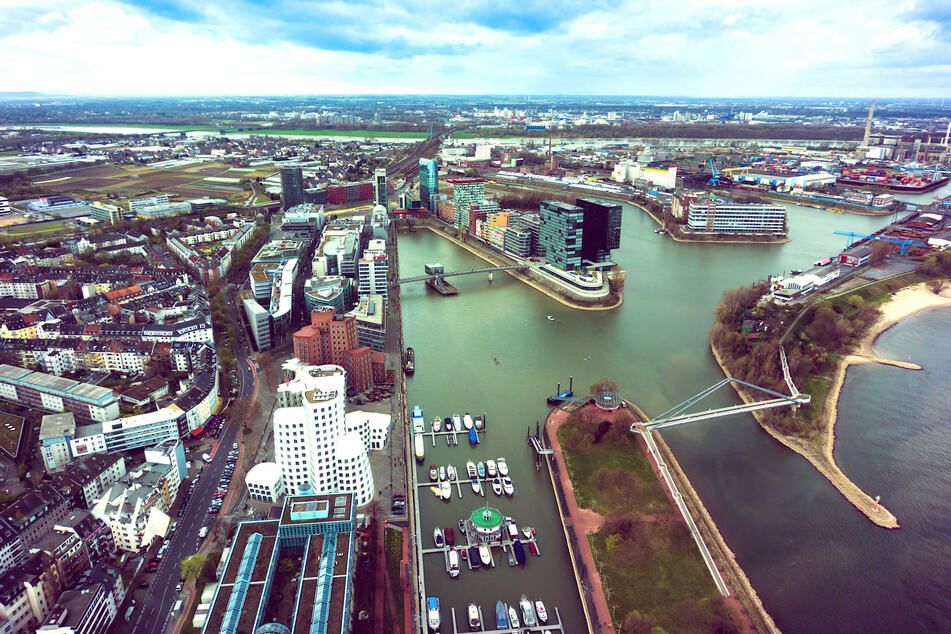 Einer der Namensgeber von Nordrhein-Westfalen: der Rhein hier in Düsseldorf (Foto: 123RF/ewastudio).