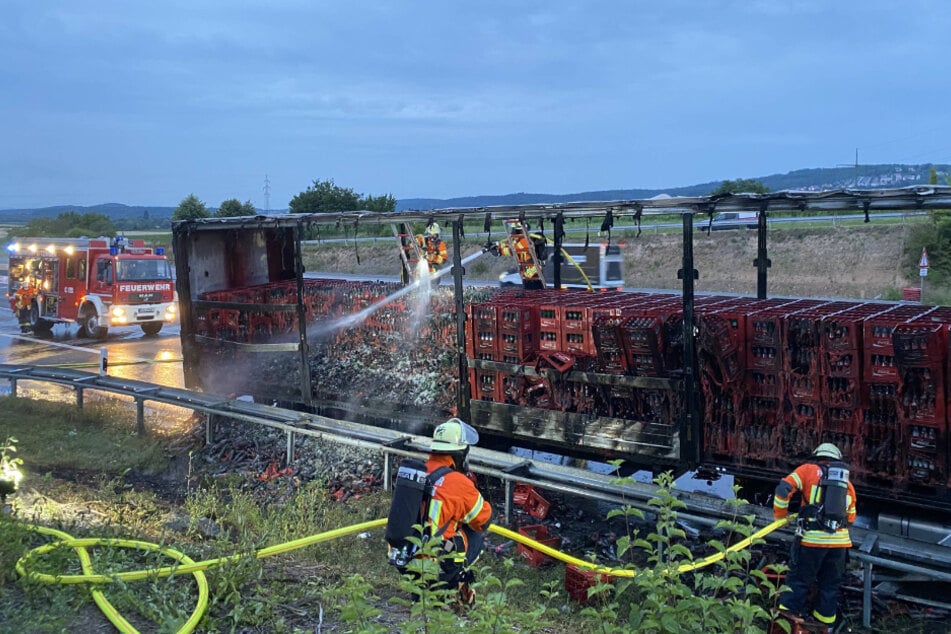 Die Feuerwehr löscht den Brand an dem brennenden Lkw auf der A81.