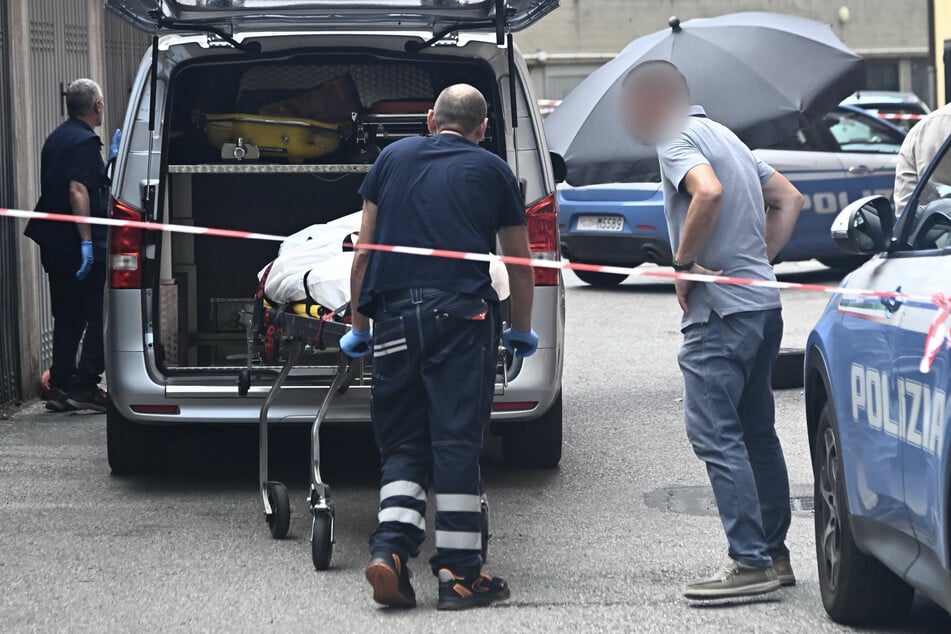 Der Mann starb nach Berichten von Augenzeugen, nachdem sich zwei Polizisten längere Zeit auf ihn gesetzt hatten.