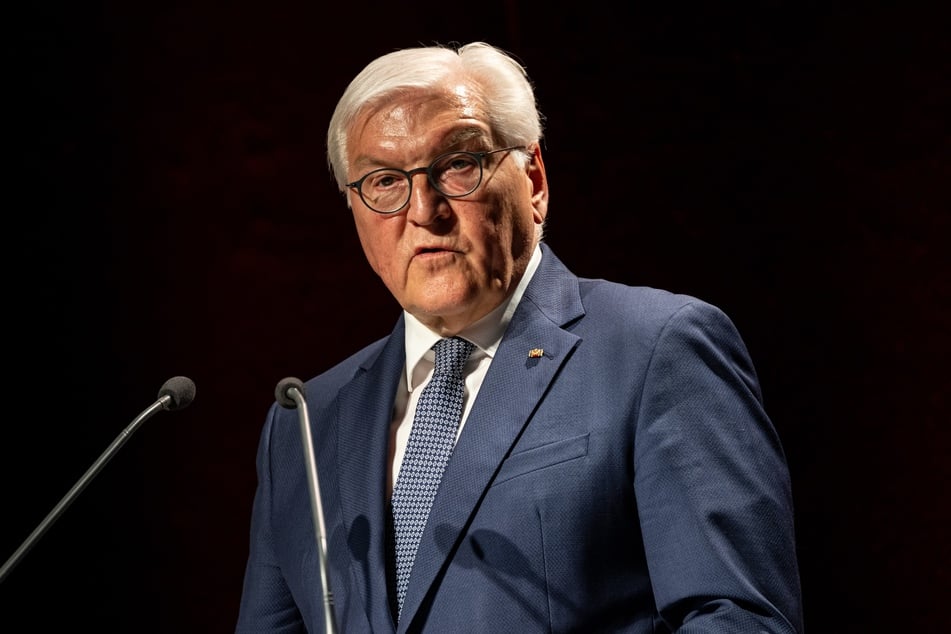 Wegen eines Hasskommentars gegen Bundespräsident Frank-Walter Steinmeier (69, SPD, Foto) wurde ein 65-Jähriger aus Thüringen zu einer Geldstrafe verurteilt.