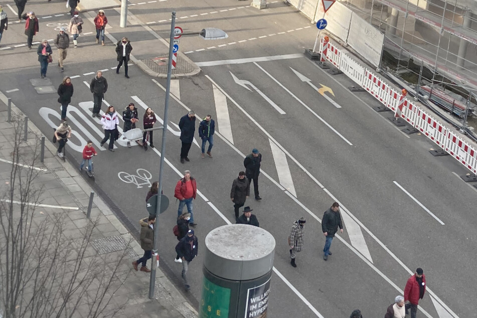 Immerhin: Die Demonstranten halten Abstand.
