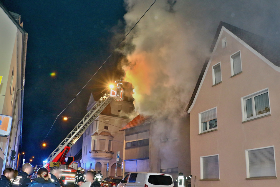 Über zwei Drehleitern von außen sowie über Löscharbeiten von innen konnte der Brand gelöscht werden. Ein 93-jähriger Bewohner wurde bewusstlos im Dachgeschoss aufgefunden.