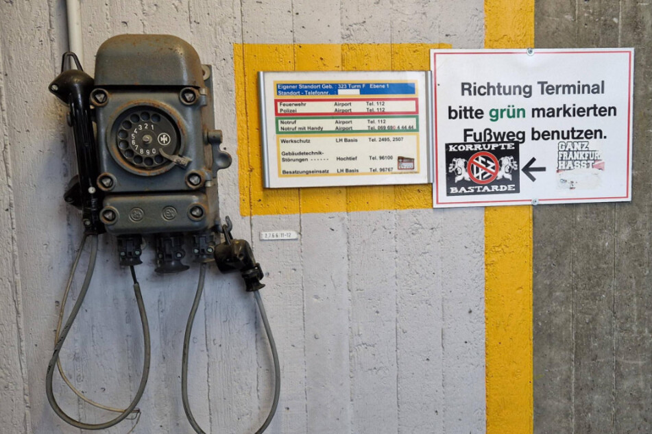 Das alte Telefon findet sich laut Angaben eines Reddit-Users in einem Mitarbeiterparkhaus am Flughafen in Frankfurt am Main.