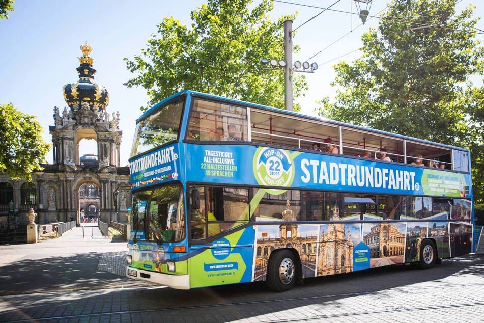 Die Stadtrundfahrten Dresden GmbH ist u.a. mit leuchtend blauen Bussen unterwegs.