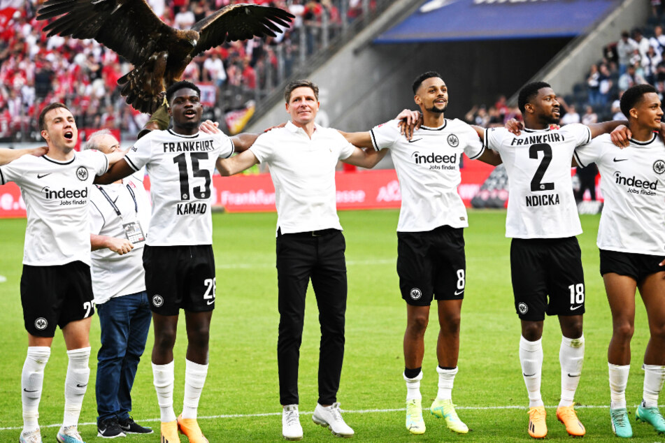 Nach dem Sieg gegen den SC Freiburg: Mario Götze (30, v.l.n.r.), Eric Junior Dina Ebimbe (22), Cheftrainer Oliver Glasner (48), Djibril Sow (26), Almamy Touré (27) und Tuta (23) jubeln vor dem Frankfurter Fan-Block.