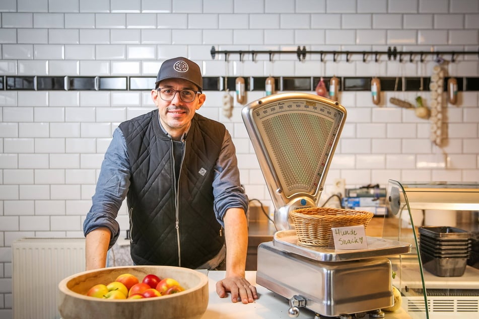 Firmengründer Stephan Meyer-Götz (42) in seiner "Veganen Fleischerei" auf dem Bischofsweg.