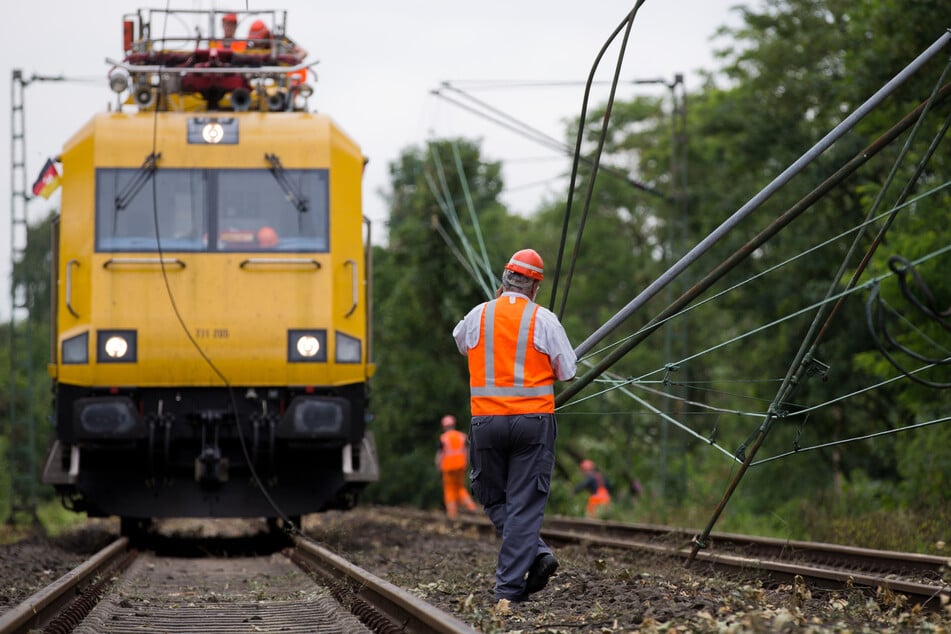 Mitarbeiter der Deutschen Bahn reparieren auf den Gleisen der S6 zwischen Düsseldorf und Essen in Ratingen eine Oberleitung. (Archivbild)