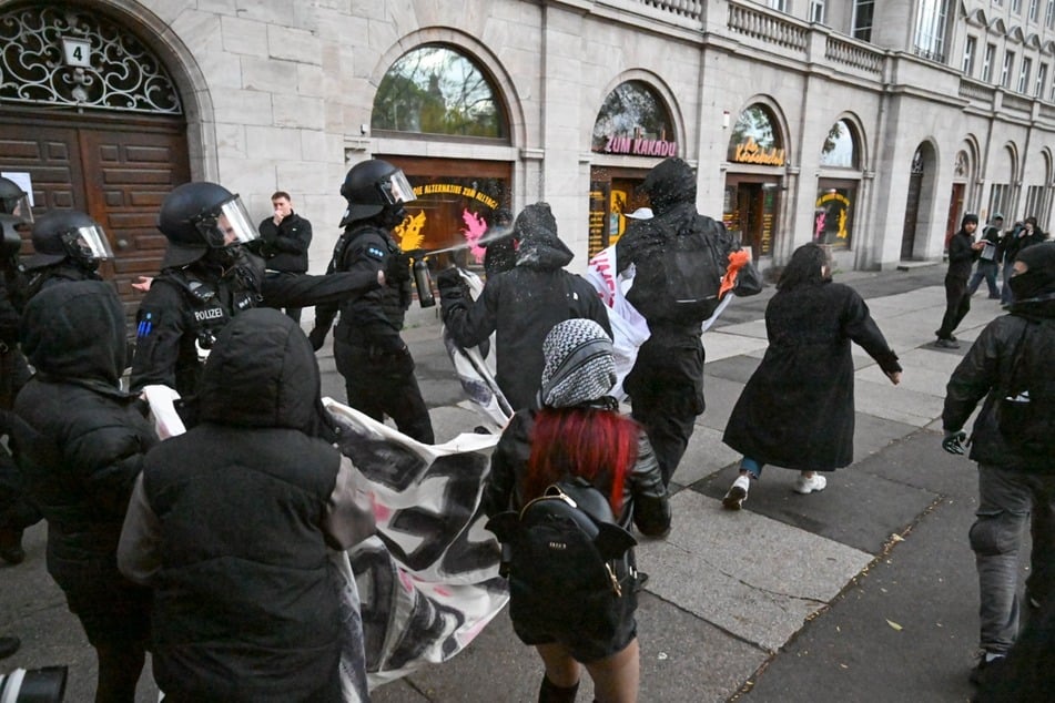 Vor dem offiziellen Ende setzte die Polizei Pfefferspray gegen Demonstranten ein.