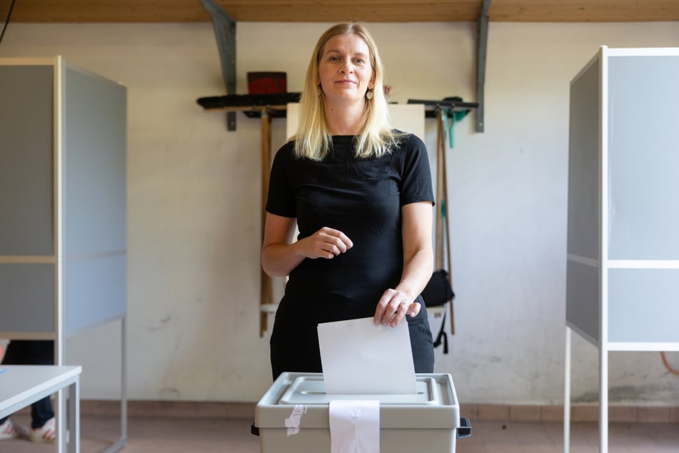 Madeleine Henfling (41, Bündnis 90/ Die Grünen), Spitzenkandidatin ihrer Partei für die Landtagswahl, gibt ihre Stimme im Wahllokal in der Feuerwache 3 Ilmenau-Roda ab.