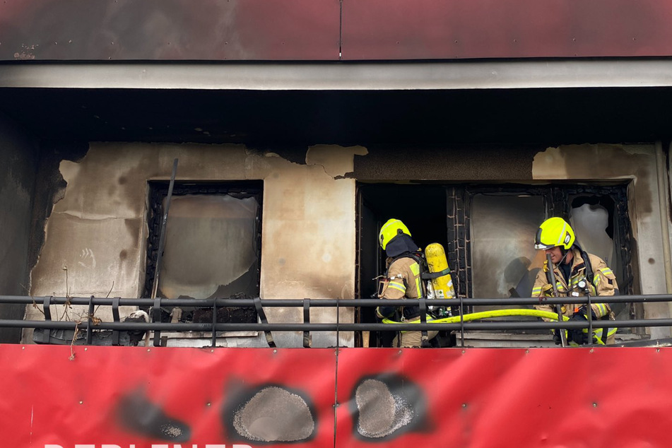 Berlin: Brand in Lichtenberg: Feuerwehr muss im Hochhaus ran!