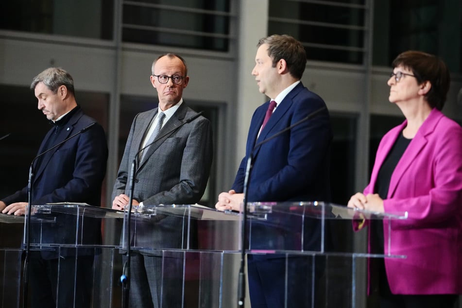 Markus Söder, Friedrich Merz, Lars Klingbeil und Saskia Esken bei einer Pressekonferenz zu den Sondierungsgesprächen zwischen der Union und der SPD.