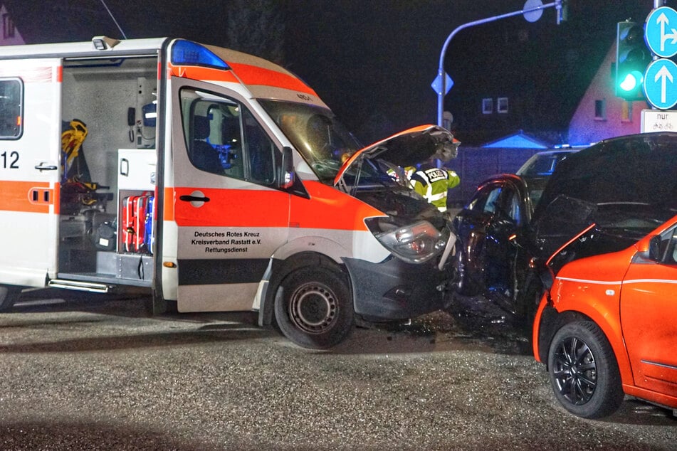 Rettungswagen im Einsatz kollidiert mit Mercedes: Vier Verletzte