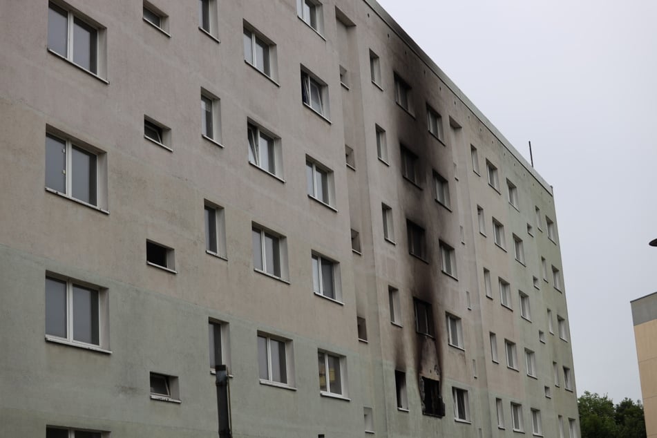 Flammen schlagen aus Fenster: Zwei Verletzte bei Wohnungsbrand in Sachsen