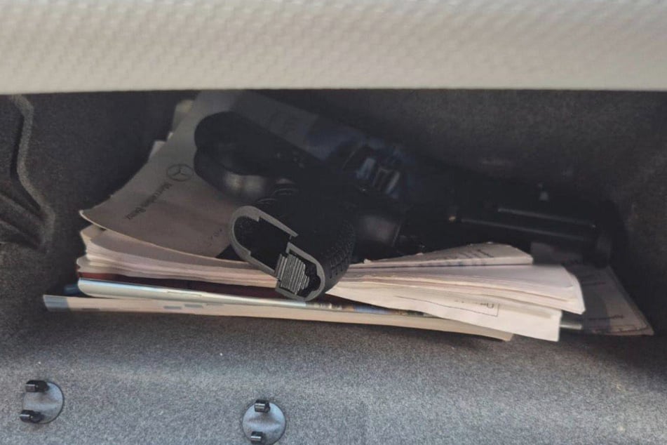 Viel Mühe die Waffe zu verstecken, machte sich der 28-Jährige offenbar nicht.