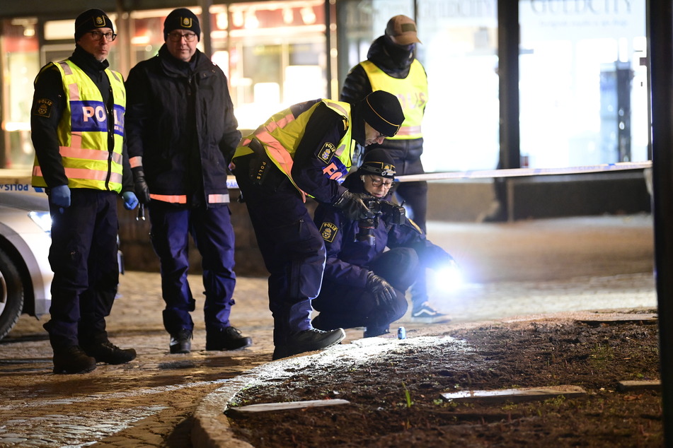 3. März 2021: Polizisten leuchten mit einer Taschenlampe und fotografieren den Boden nach einem Angriff auf mehrere Menschen im südschwedischen Vetlanda.
