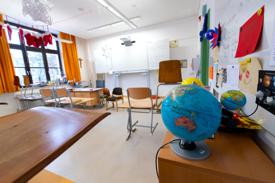 Ein leeres Klassenzimmer in München. Seit dem 11. Januar 2021 müssen Bayerns Schüler von zu Hause aus lernen, weil wegen des coronabedingten Lockdowns auch die Schulen geschlossen sind.