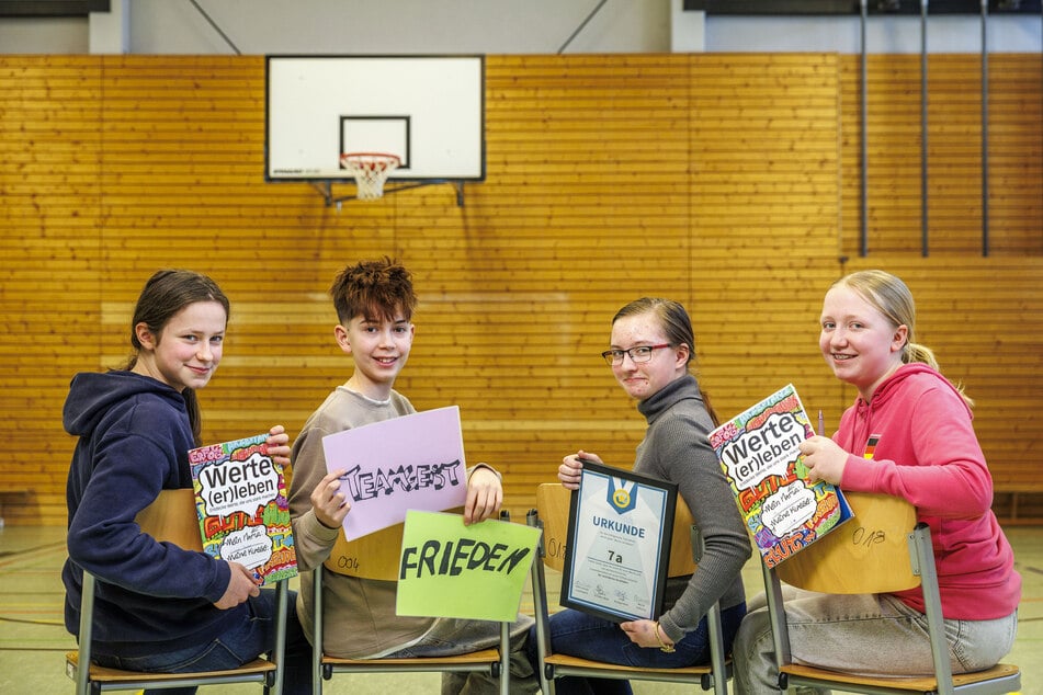Lisanne (v.l.), Oscar, Hanna und Pia (alle 13) wissen: Geteilte Werte sind wichtige Voraussetzung für ein gutes Miteinander.