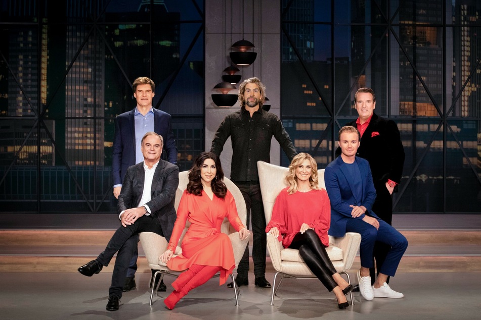 Diese Löwen sind auch in der neuen Staffel wieder dabei. Hintere Reihe v.l.n.r.: Carsten Maschmeyer (62), Nils Glagau (45), Ralf Dümmel (54). Vordere Reihe v.l.n.r.: Georg Kofler (64), Judith Williams (49), Dagmar Wöhrl (67) und Nico Rosberg (36).