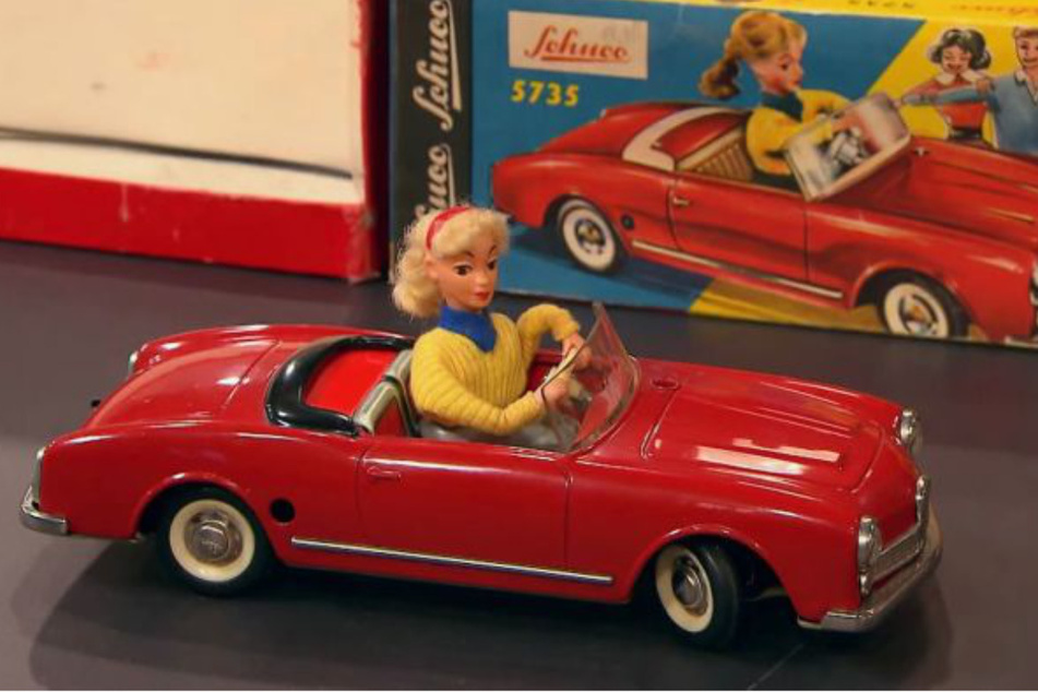 Das Modell trägt den Namen "Texi" und ist zwischen 1960 und 1964 vom bekannten Spielzeughersteller Schuco produziert worden.