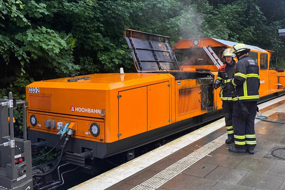 Aufgrund einer brennenden Arbeitslok an der U-Bahn-Haltestelle Ochsenzoll ist der Verkehr der Linie U1 eingeschränkt.