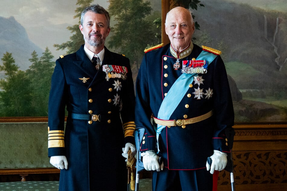 König Harald V. von Norwegen (†89, r.) und König Frederik von Dänemark (58) bei einem Treffen im Jahr 2024.