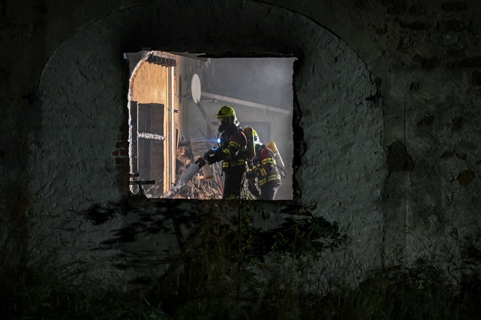 Die Kameraden gaben ihr Bestes, doch das Gebäude war nicht mehr zu retten.