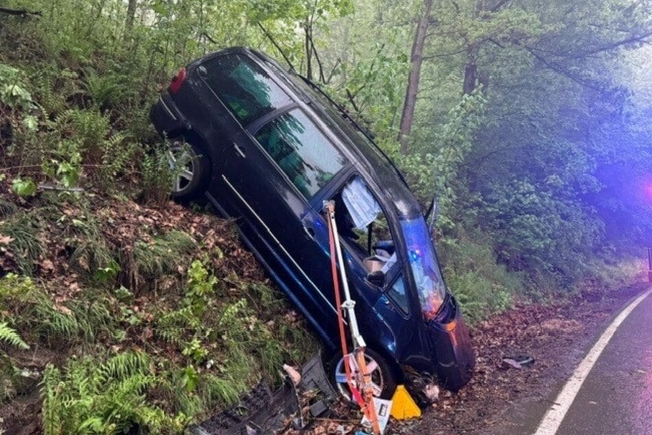 Einsatzkräfte der Feuerwehr mussten das hochkant stehende Auto absichern.