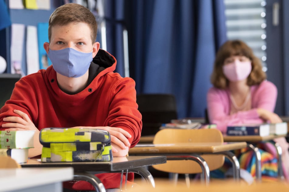 Ist eine Maskenpflicht auch im Klassenzimmer unabdingbar? (Symbolbild)