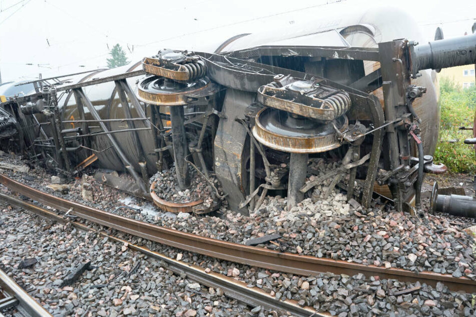 Kesselwagen liegen an der Unfallstelle in der Nähe des Bahnhofs von Niederlahnstein auf der Seite. Ein Güterzug mit Biodiesel war im Bahnhof entgleist.