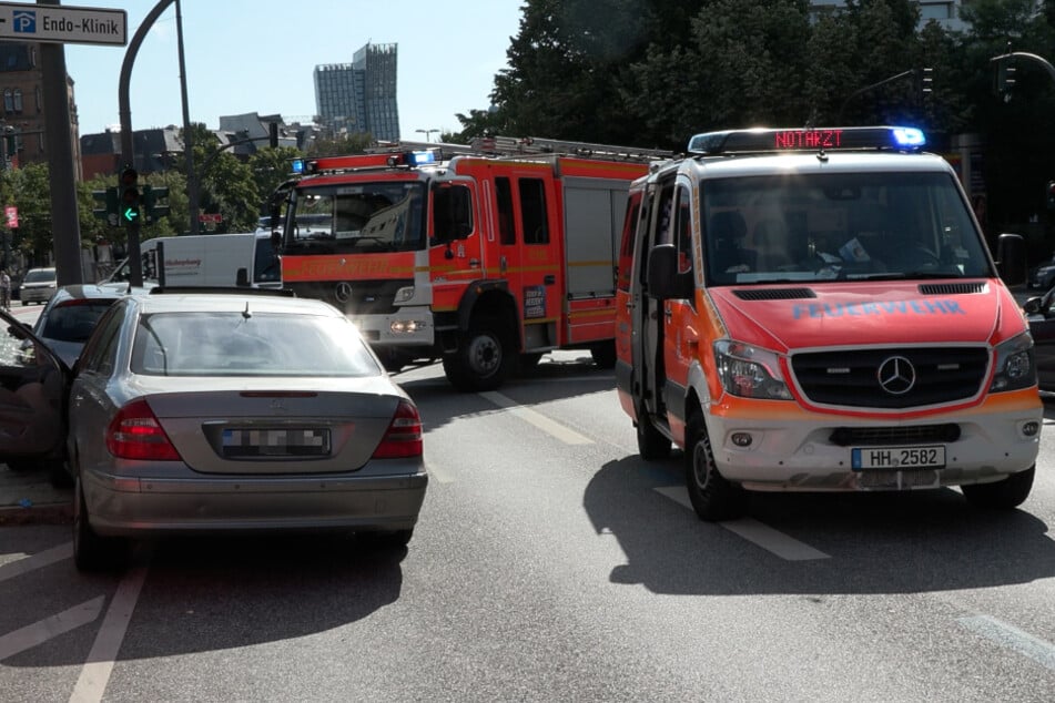 Feuerwehr und Rettungsdienst rückten in Hamburg-Altona aus, nachdem ein Autofahrer am Steuer einen medizinischen Notfall erlitten hatte.