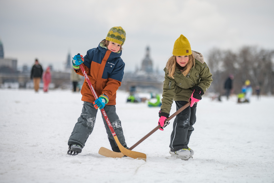 Wo vor einer Woche noch viele Dresdner auf Schlittschuhen ihre Runden drehten, ist jetzt nur noch eine Riesenpfütze: Die durch Hochwasser entstandene Eisfläche zwischen Albertbrücke und Waldschlösschenbrücke ist nur noch stückweise begehbar.