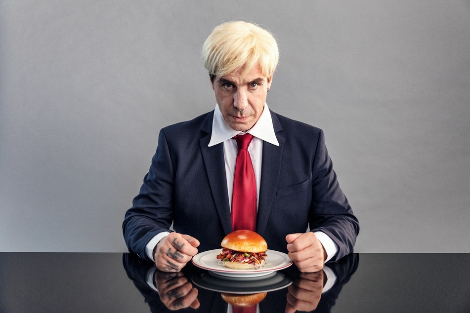 Kann Till Lindemann (58) diesen Burger einfach so aufessen?
