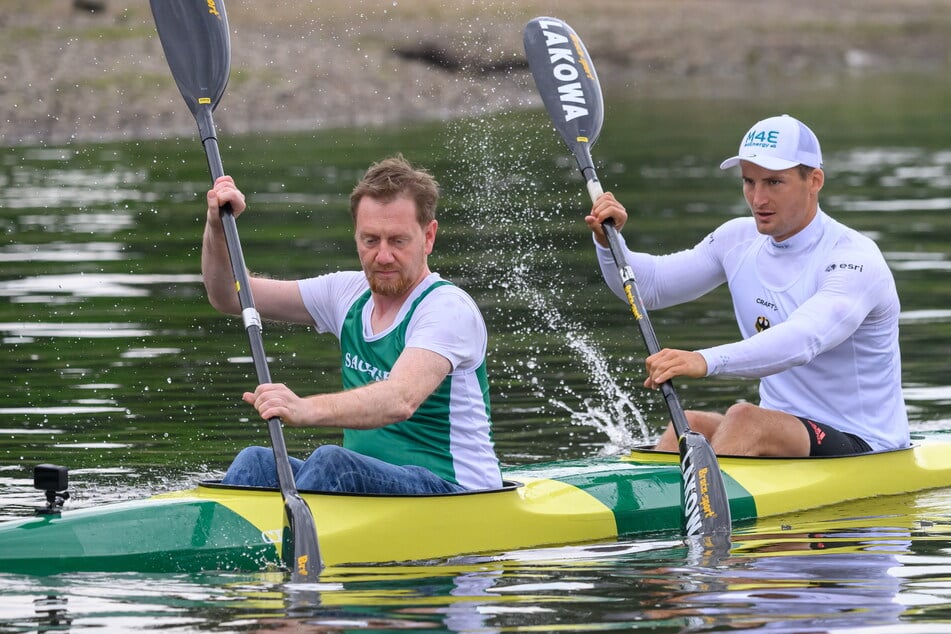 Zwei in einem Boot: MP Kretschmer und Tom Liebscher-Lucz, dreifacher Olympiasieger im Kanu, paddeln auf der Elbe.