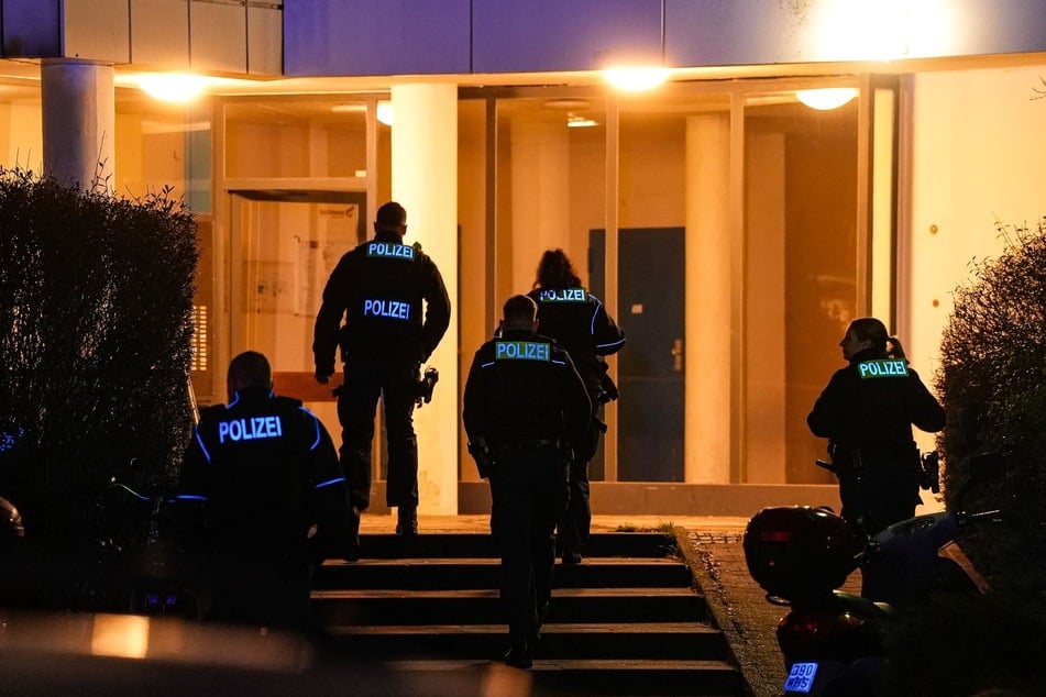 Ein Verdächtiger konnte in einer Wohnung von den Einsatzkräften der Polizei festgenommen werden.