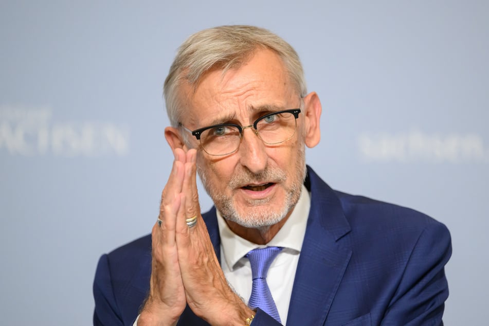 Sachsens Innenminister Armin Schuster (65, CDU) hat die Entdeckung von Sprengvorrichtungen am Freitagabend bestätigt.