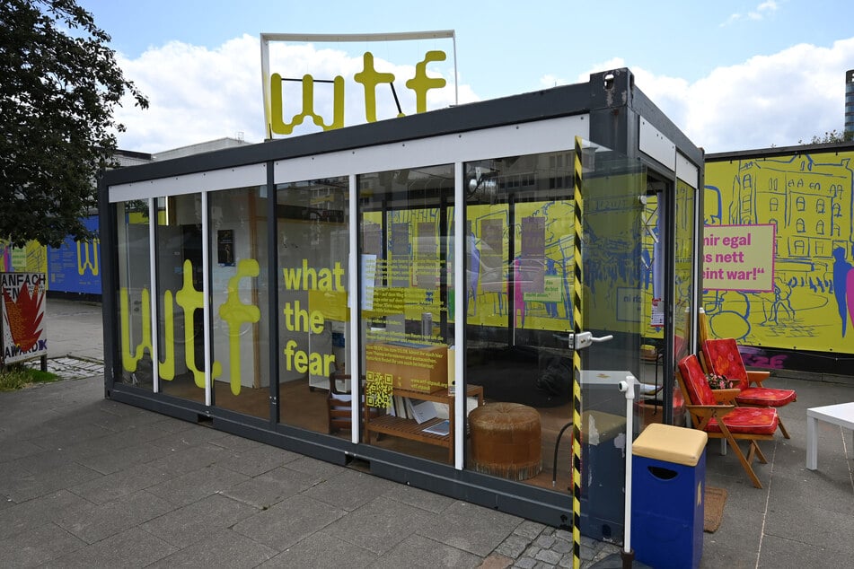 Seit dem 19. Juni steht der Glascontainer des Projekts "WTF - What The Fear" im Hamburger Stadtteil St. Pauli.