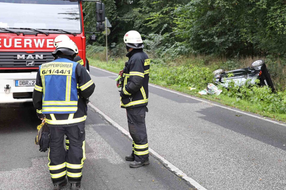 Feuerwehrleute stehen an der Unfallstelle in Bad Doberan.