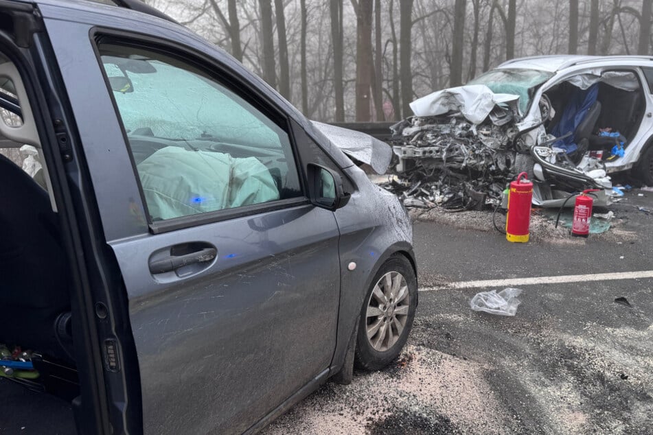 Bei einem Frontalunfall in Oberfranken sind am Freitagvormittag zwei Personen verletzt worden.