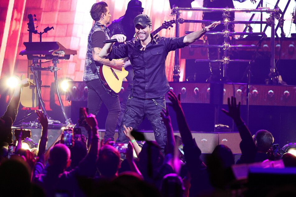 Schiefe Töne, den Takt nicht getroffen: Seit dem Start der "Trilogy"-Tour im Oktober hapert es bei Enrique Iglesias (48) mit dem Live-Gesang.