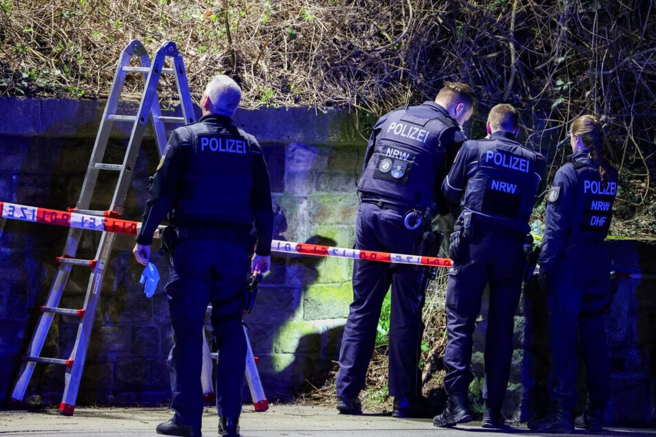 Die Polizei sicherte auf einer Grünfläche die Waffe.