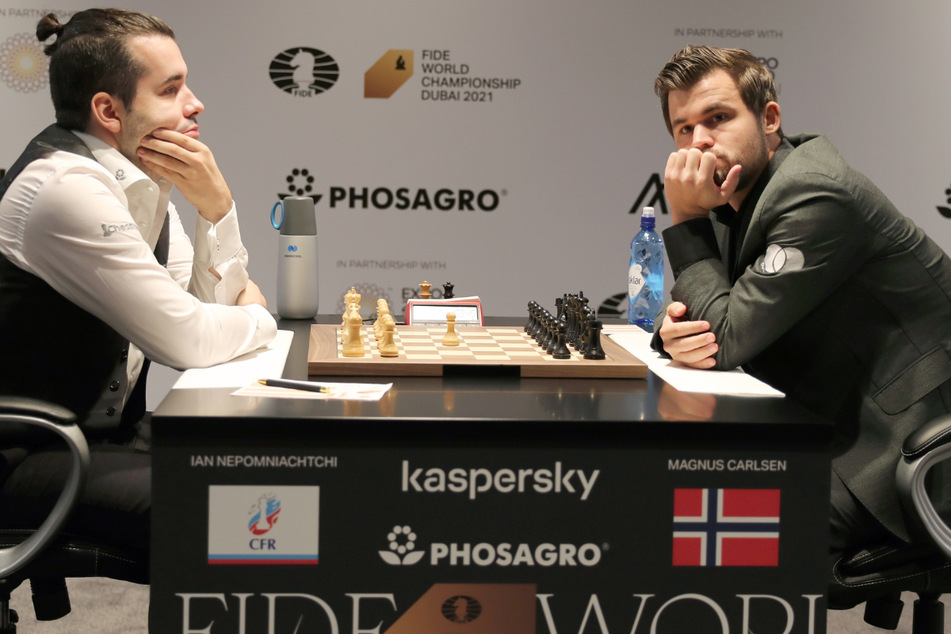 Pokerface-Miene bei Weltmeister Magnus Carlsen (30) und seinem Herausforderer, dem Russen Jan Nepomniachtchi (31).