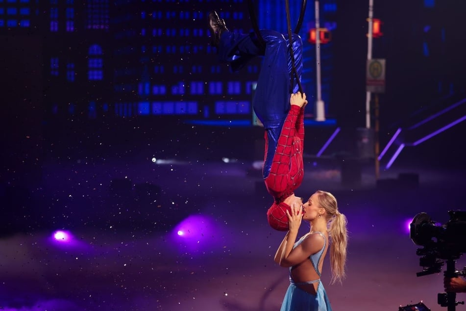 Kuss oder nicht? Die spektakuläre Spiderman-Szene sorgte nach dem Show-Finale für Gesprächsstoff.