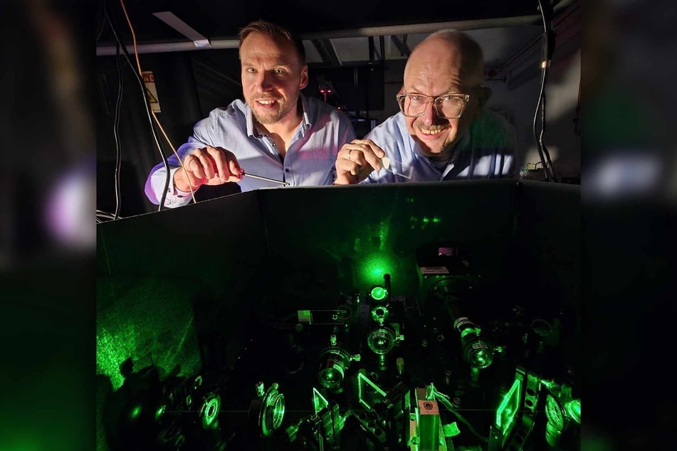 Prof. Jürgen Czarske (62, r.) und Dr. Stefan Krause (41) mit dem Versuchsaufbau.