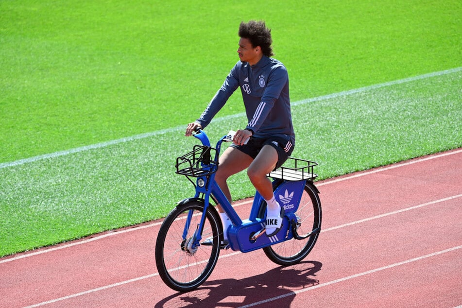 Leroy Sané (25) kommt mit dem Fahrrad zum Training beim FC Bayern. Wenn er bei den Münchnern bestehen will, muss er künftig ordentlich Gas geben.