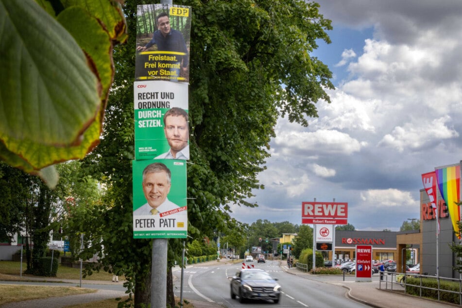 Zwei CDU-Wahlplakate an einem Mast an der Oberfrohnaer Straße sind nicht erlaubt.