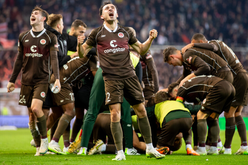 Pure Freude: Die Spieler des FC St. Pauli feierten am Samstagabend einen verdienten, "aufstiegsreifen" Topspiel-Sieg gegen den FC Schalke 04.